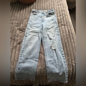 Levi’s light wash straight leg ankle Jean (size 25)